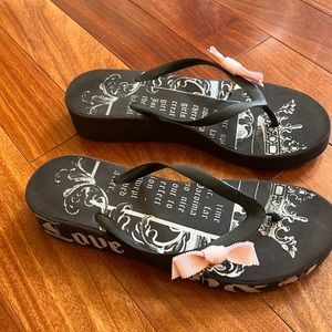 Juicy couture platform flip flops